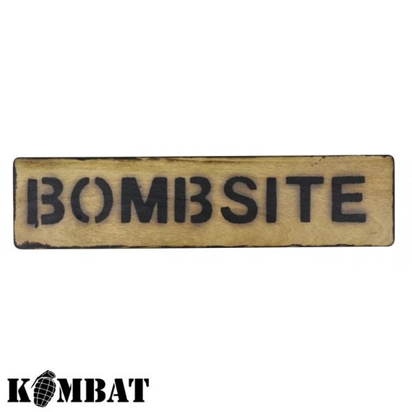 Kombat Bombsite dekorációs fa tábla, 30x11,5cm